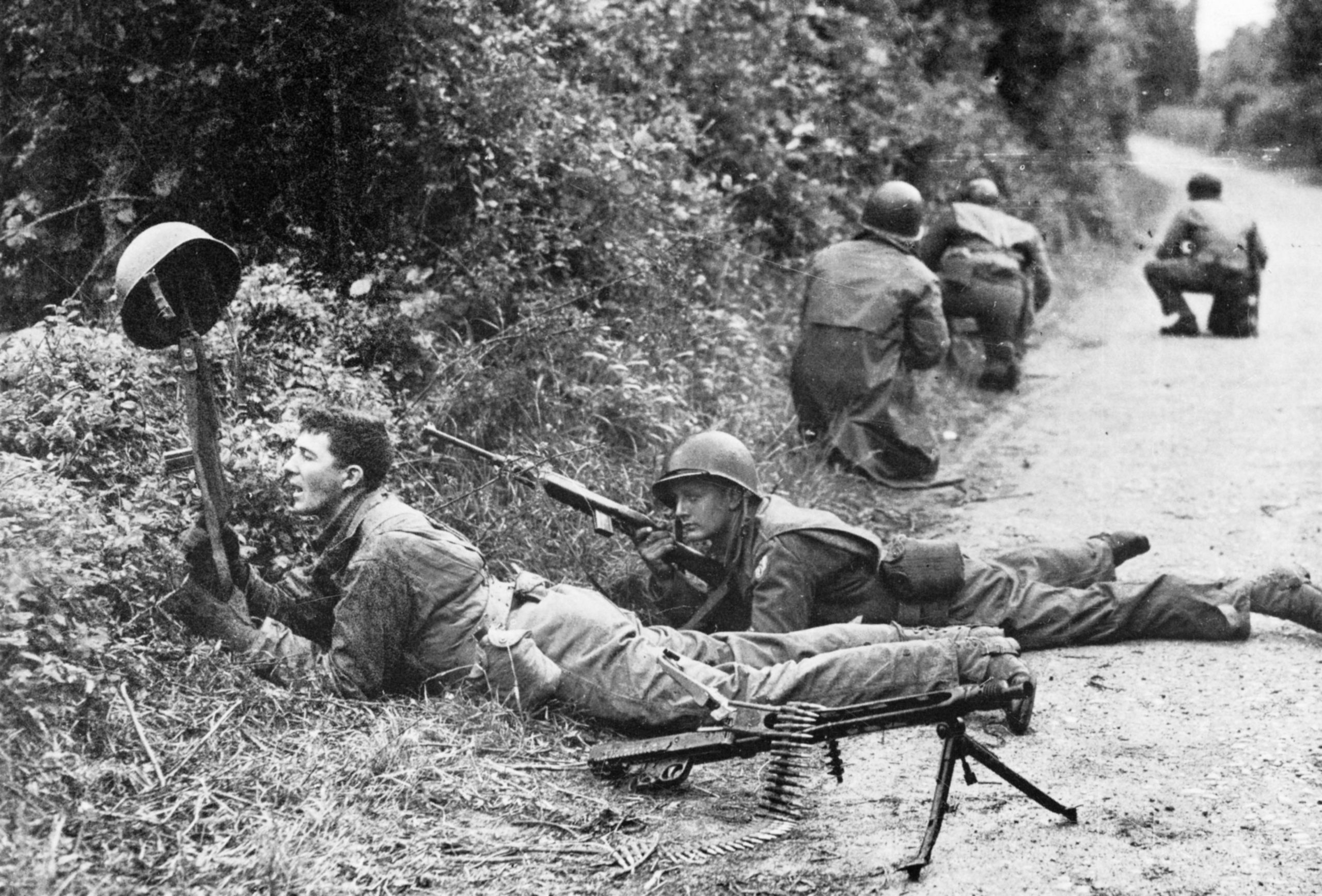 Soldados estadounidenses intentan provocar al enemigo atrayendo fuego a lo largo de los mortales setos cerca de Carentan