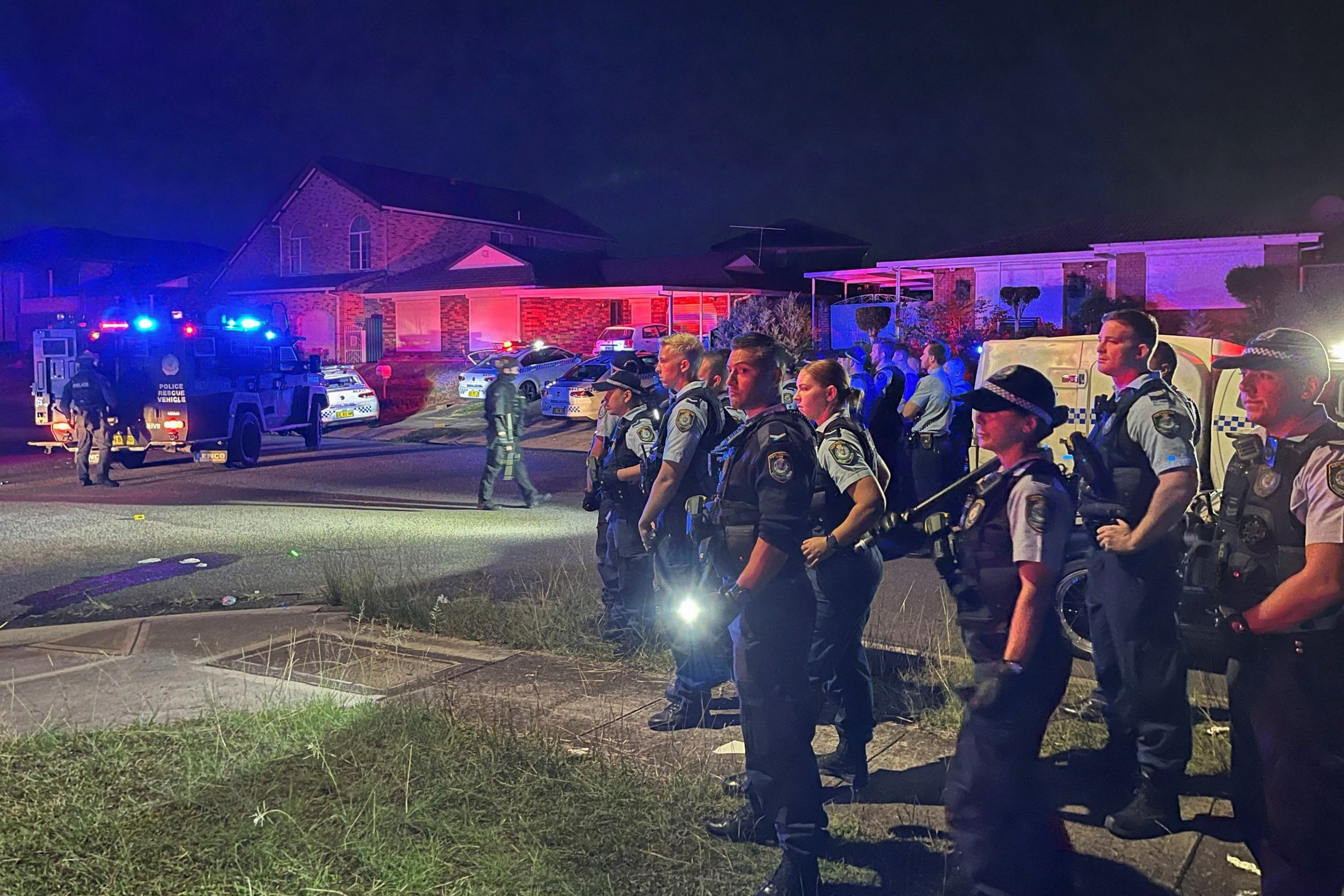 La policía permaneció en la escena después del ataque al obispo en Wakeley, un suburbio de Sydney