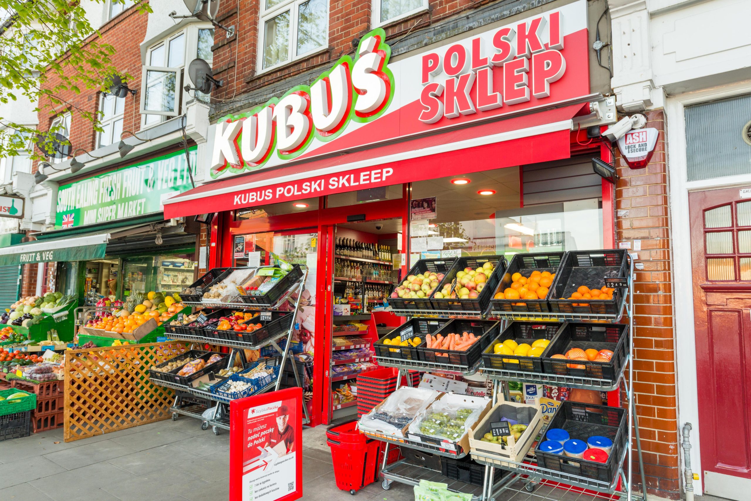 Las delicias locales se venden en las tiendas polacas, pero los supermercados compran al por mayor pollo, pescado, pavo y jamón